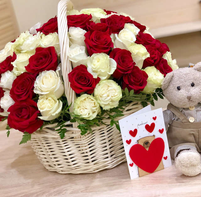 Розы в корзине купить букет в Москве с доставкой — Magic Flower