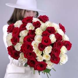 51 роза красно-белый микс (Эквадор)