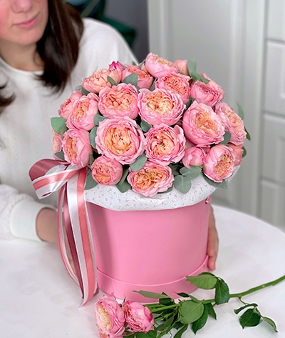 Стильная шляпная коробка с кустовыми розами