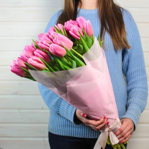 35 крупных розовых тюльпанов