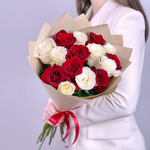 15 эквадорских роз красно-белый микс