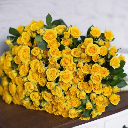 25 кустовых желтых роз
