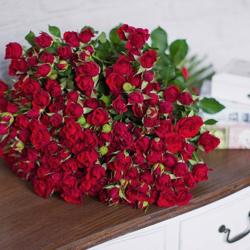 25 кустовых красных роз