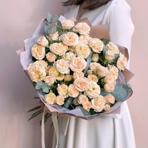 Букет кремовых кустовых роз