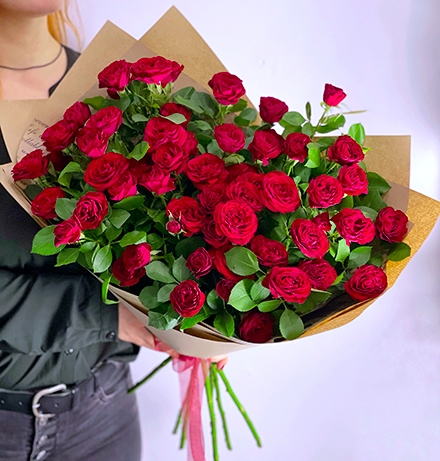 Букет красных кустовых роз